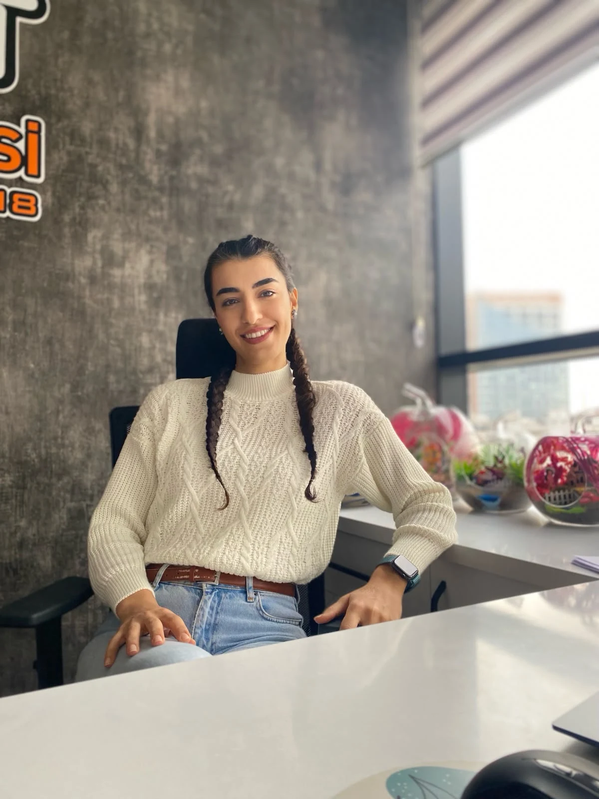Songül Nazariani’nin hero arka planındaki portresi